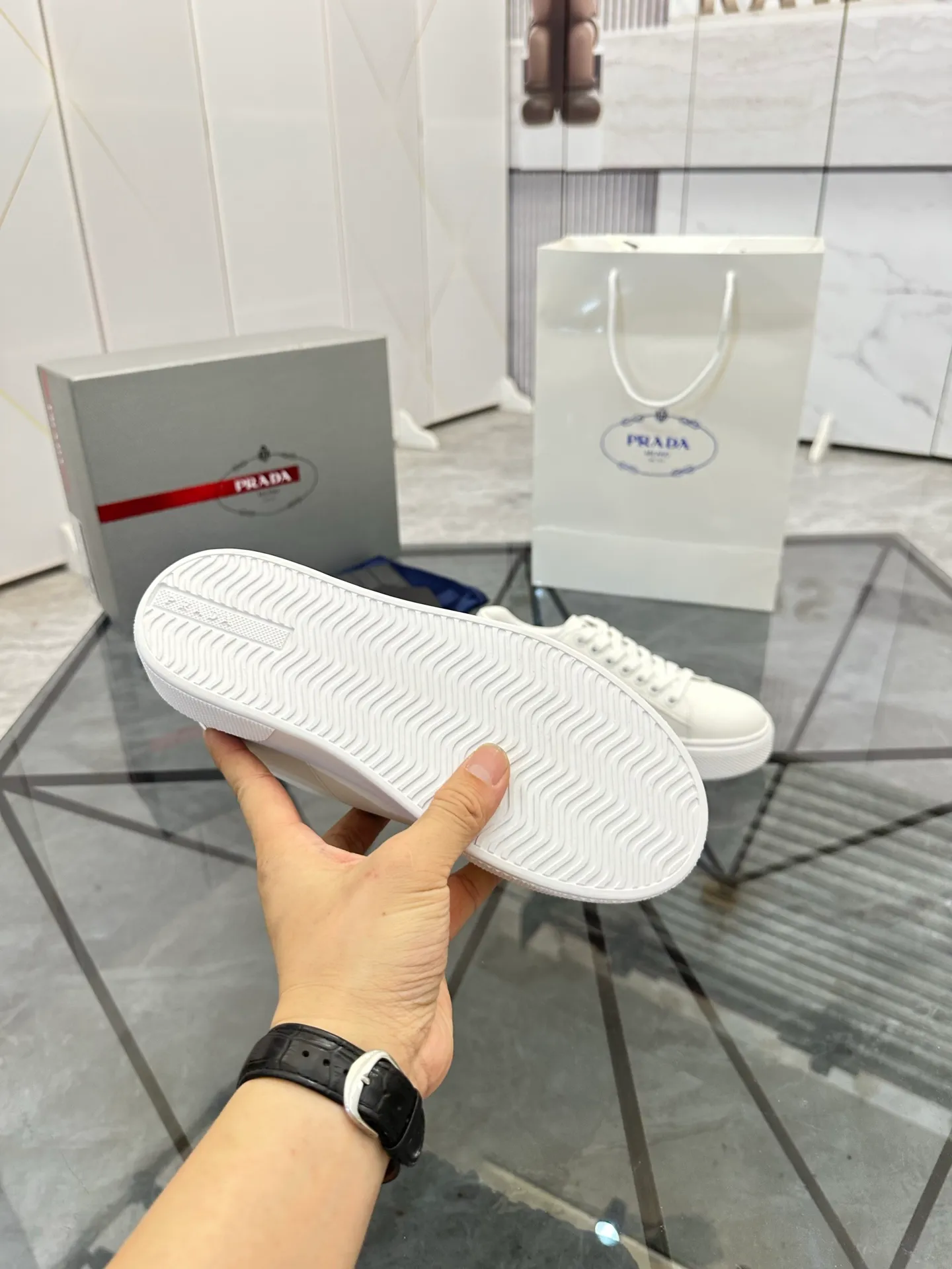 Men's shoes for sale💰: 💰P500¥ High-end top quality Product trademark: Prada * "Prada*" low-top casual shoes Regular size: 35-45 (can be customized to 46) Couple style Product materials: imported first-layer cowhide leather upper, water-dyed sheep lining, original outsole. No.: H201